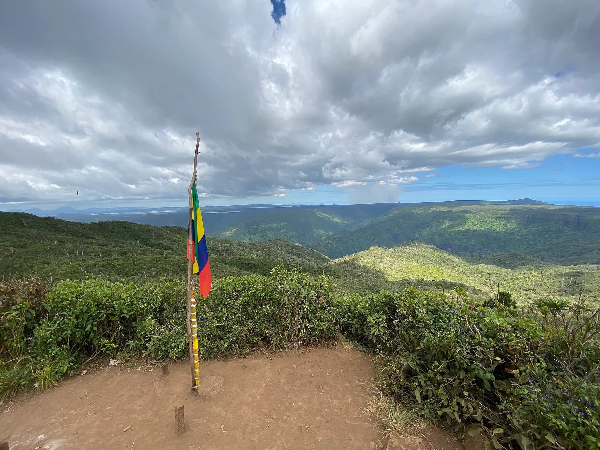Mauritische Flagge auf dem Gipfel des Black River Peak, Blick nach Osten