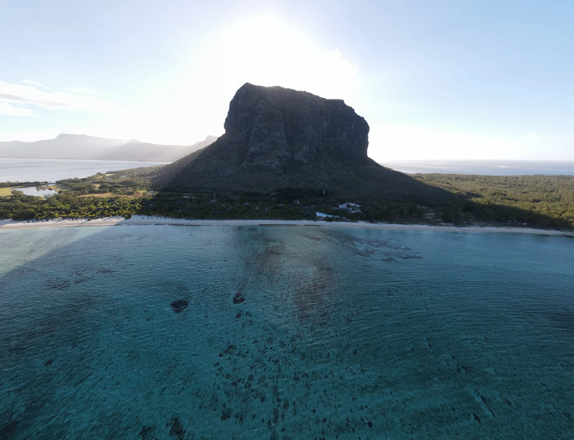Le Morne Brabant über der Lagune im Morgenlicht
