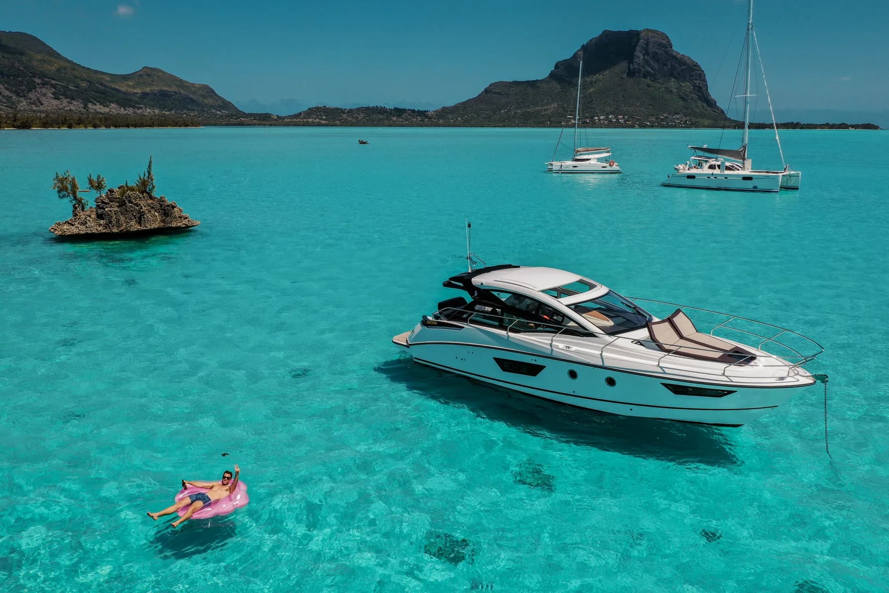 Île aux Bénitiers Private Motor Yacht Full Day on Maga Kani photo 3